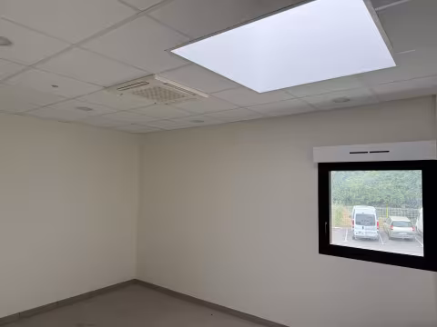 Dalle plafond avec climatisation et lumière
